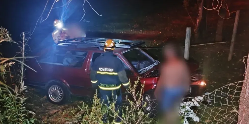 Enquanto fugia, o homem se perdeu em uma curva, bateu em uma árvore e invadiu o terreno de uma chácara