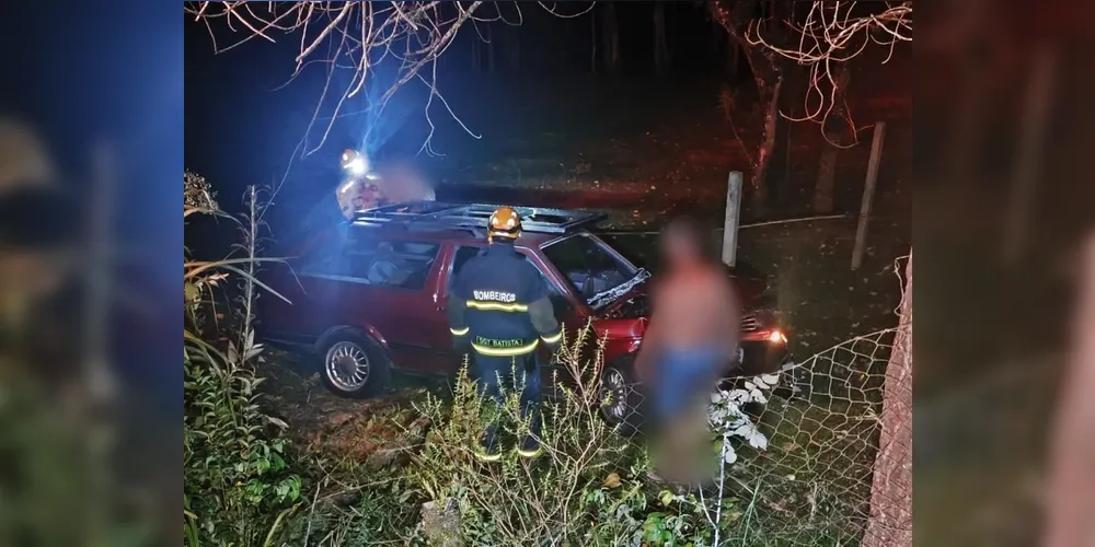 Enquanto fugia, o homem se perdeu em uma curva, bateu em uma árvore e invadiu o terreno de uma chácara