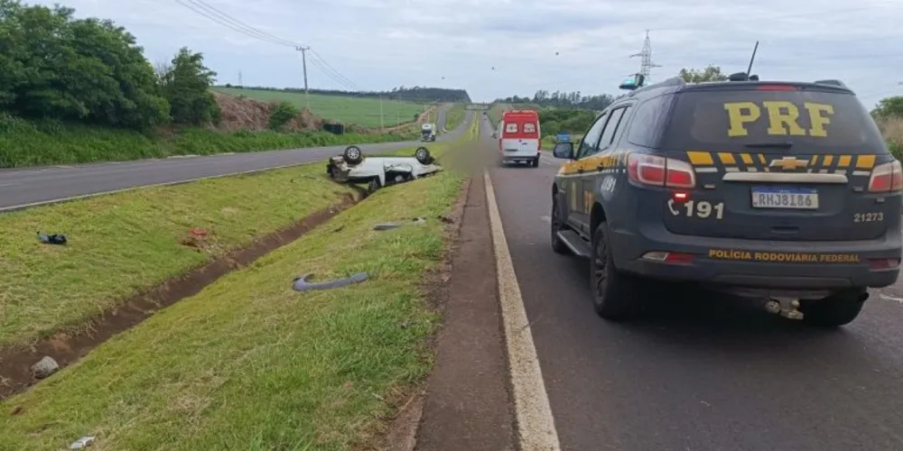 O veículo capotou várias vezes no canteiro central