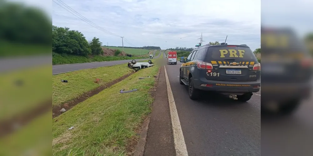 O veículo capotou várias vezes no canteiro central