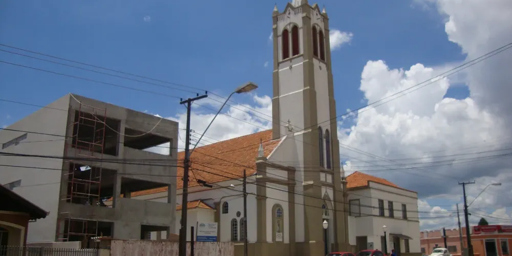 A Igreja está localizada na avenida General Carlos Cavalcanti, 362