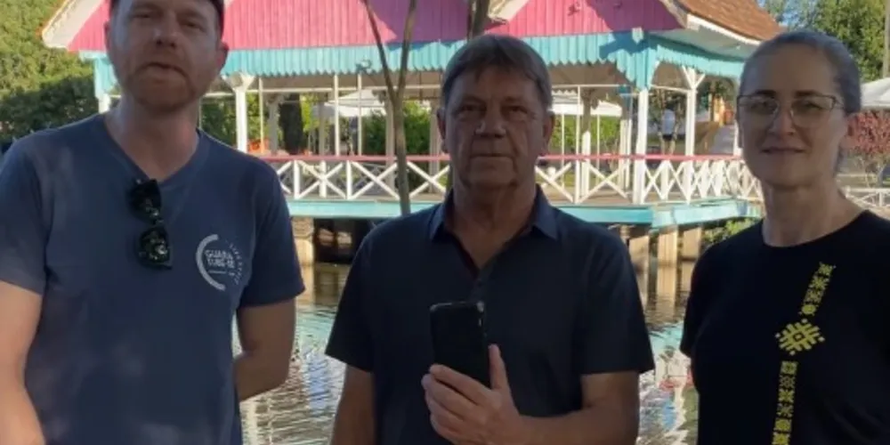 O prefeito Pedro Kowalczyk (ao centro) convidou a população para participar do evento