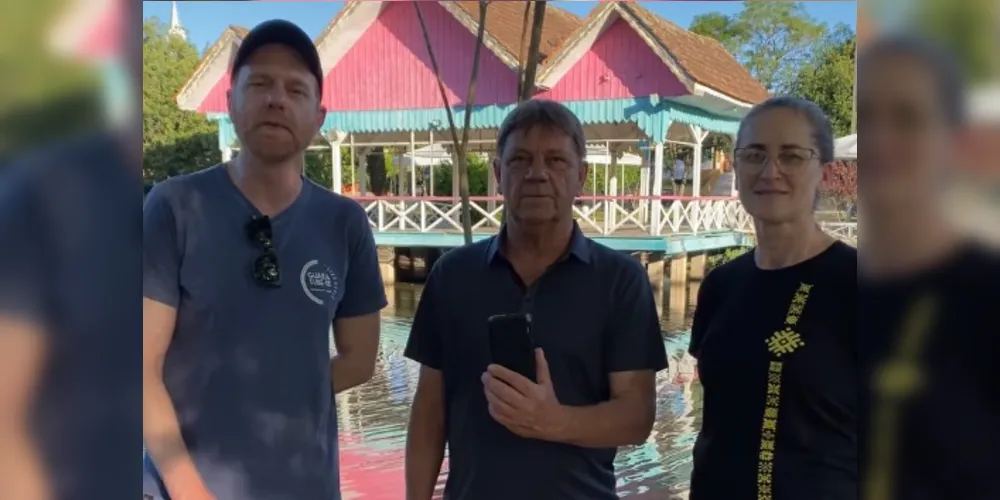 O prefeito Pedro Kowalczyk (ao centro) convidou a população para participar do evento