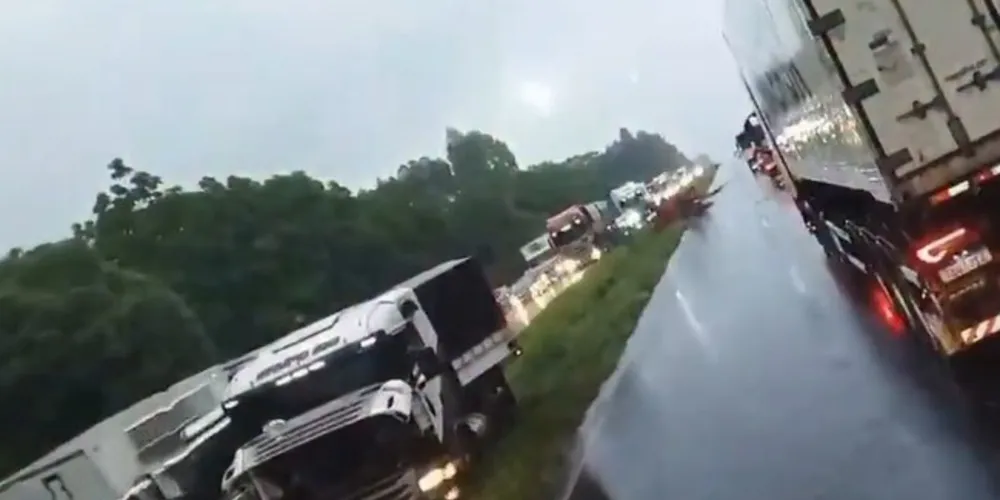 No momento, a pista sentido Curitiba/Ponta Grossa está interditada