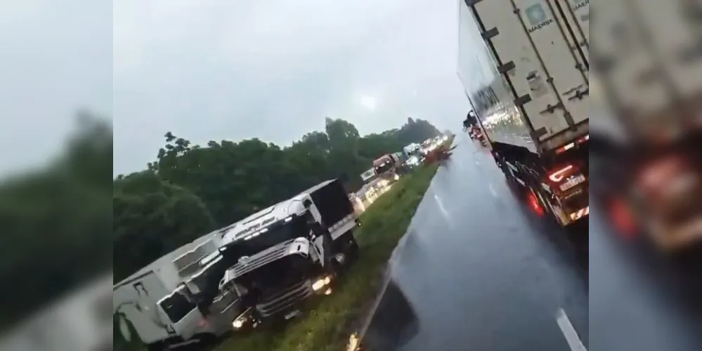 No momento, a pista sentido Curitiba/Ponta Grossa está interditada