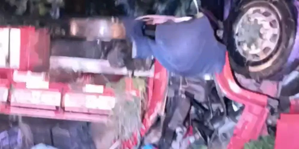 O caminhão da vítima tombou na pista