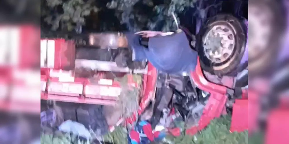 O caminhão da vítima tombou na pista