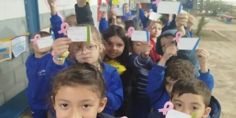 Um dos momentos marcantes da atividade realizada foi a entrega de cartões personalizados as funcionárias da escola