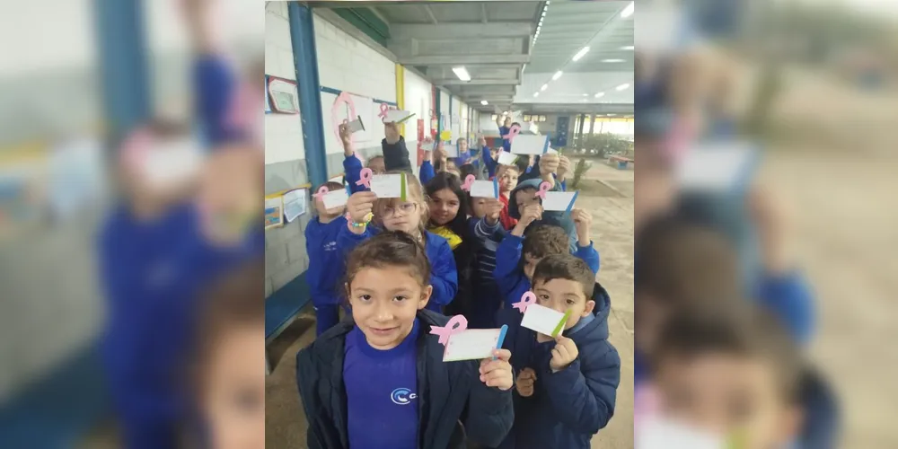 Um dos momentos marcantes da atividade realizada foi a entrega de cartões personalizados as funcionárias da escola