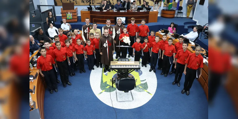 O Coral se apresentou nesta segunda-feira (15) na Câmara Municipal