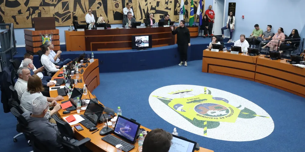 Sessão extraordinária aconteceu na manhã desta quarta-feira (17)