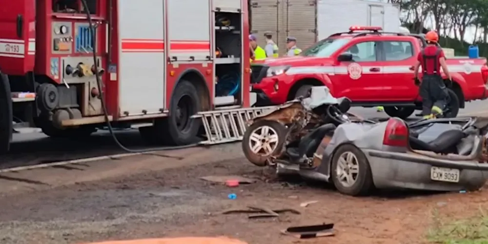 Um caminhão carregado com feijão perdeu o controle e tombou sobre o carro
