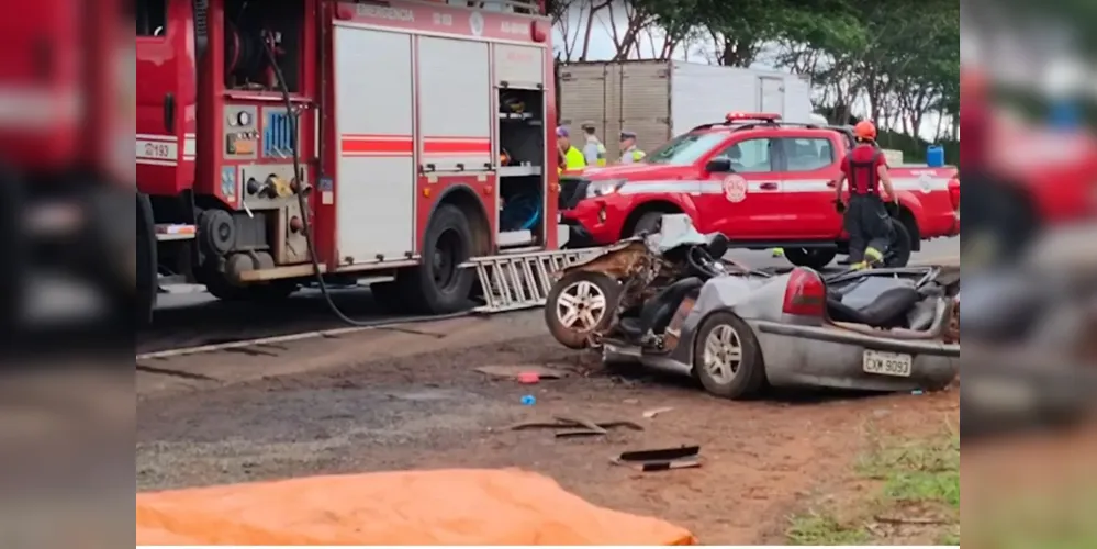 Um caminhão carregado com feijão perdeu o controle e tombou sobre o carro