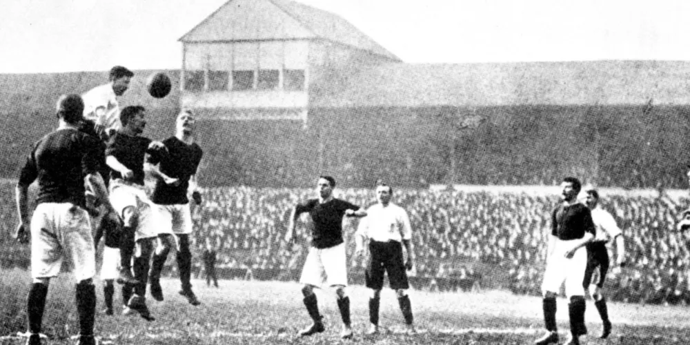 O jogo foi disputado em 1860, na Inglaterra, por Sheffield FC x Hallam FC