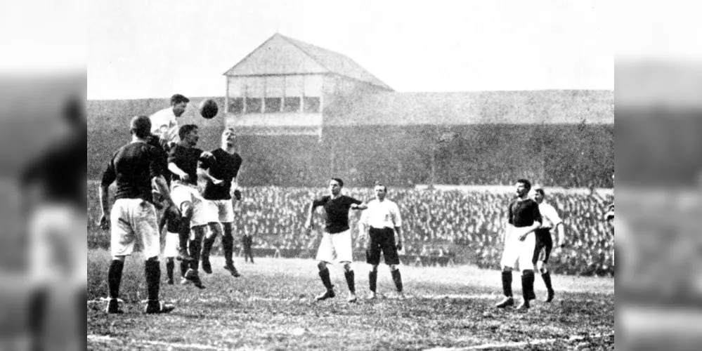 O jogo foi disputado em 1860, na Inglaterra, por Sheffield FC x Hallam FC