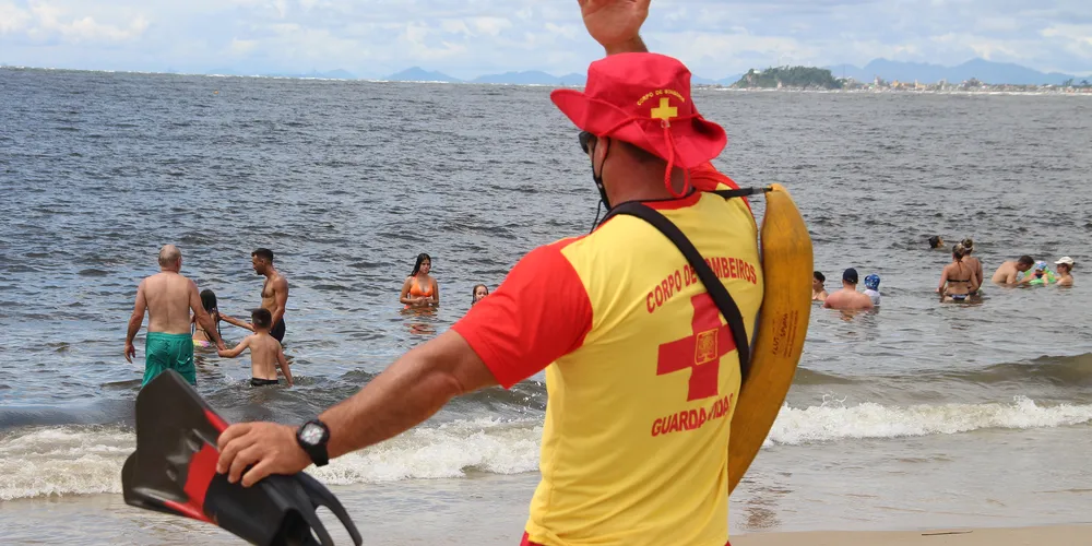 Procure sempre locais protegidos por guarda-vidas