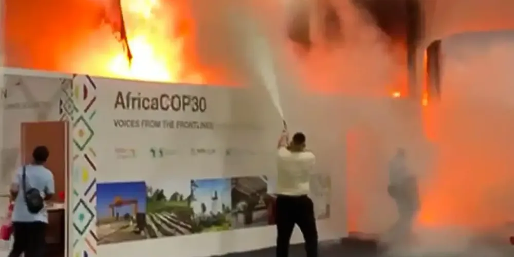 Os bombeiros fizeram um cordão de isolamento e esticaram uma mangueira para tentar jogar um pouco de água e apagar o incêndio