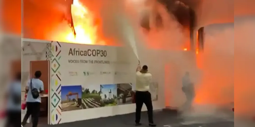 Os bombeiros fizeram um cordão de isolamento e esticaram uma mangueira para tentar jogar um pouco de água e apagar o incêndio