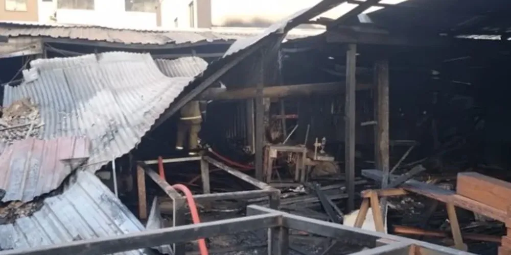 As chamas começaram em um barracão nos fundos da loja