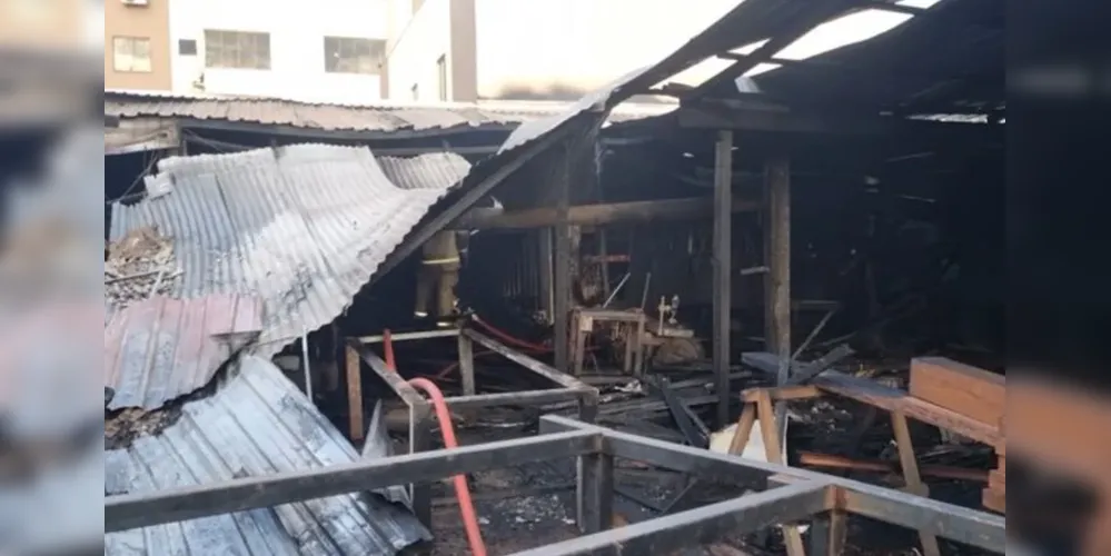 As chamas começaram em um barracão nos fundos da loja