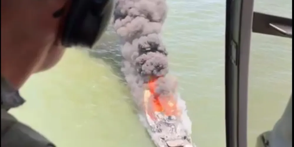 No momento do incêndio, todos os tripulantes pularam na água para se proteger