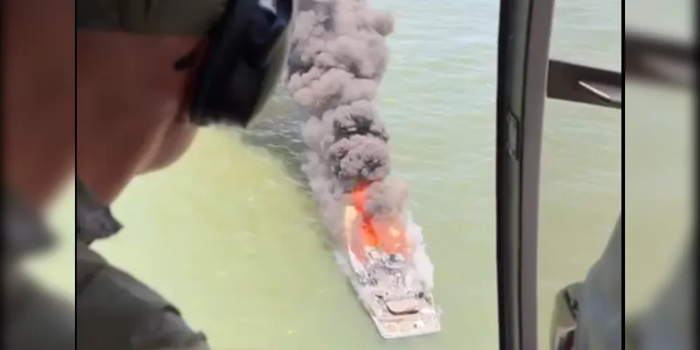 No momento do incêndio, todos os tripulantes pularam na água para se proteger