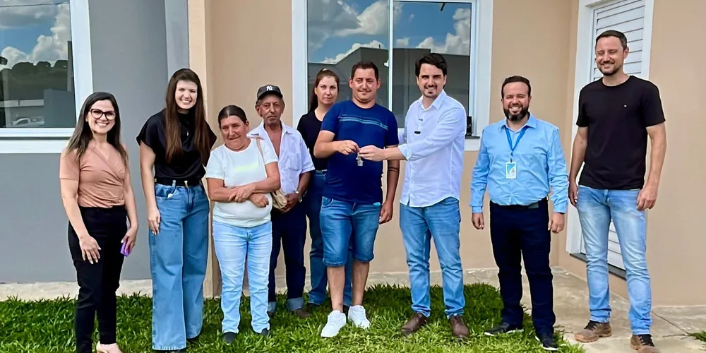 O prefeito Emiliano Gomes esteve presente durante a entrega das chaves