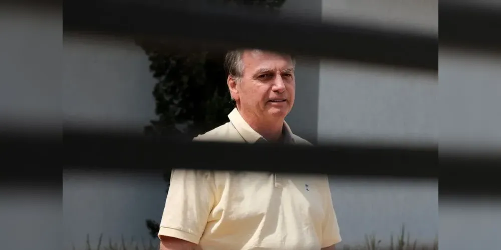 Ex-presidente Jair Bolsonaro em sua casa em Brasília onde cumpre prisão domiciliar