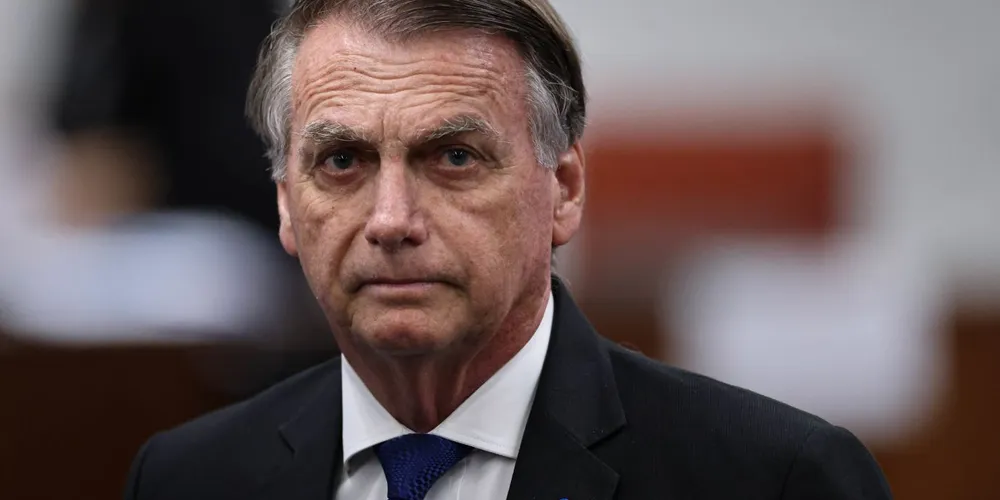 A Polícia Federal (PF) chegou por volta das 6h da manhã deste sábado à residência do ex-presidente Jair Bolsonaro (PL) para cumprir um mandado de prisão