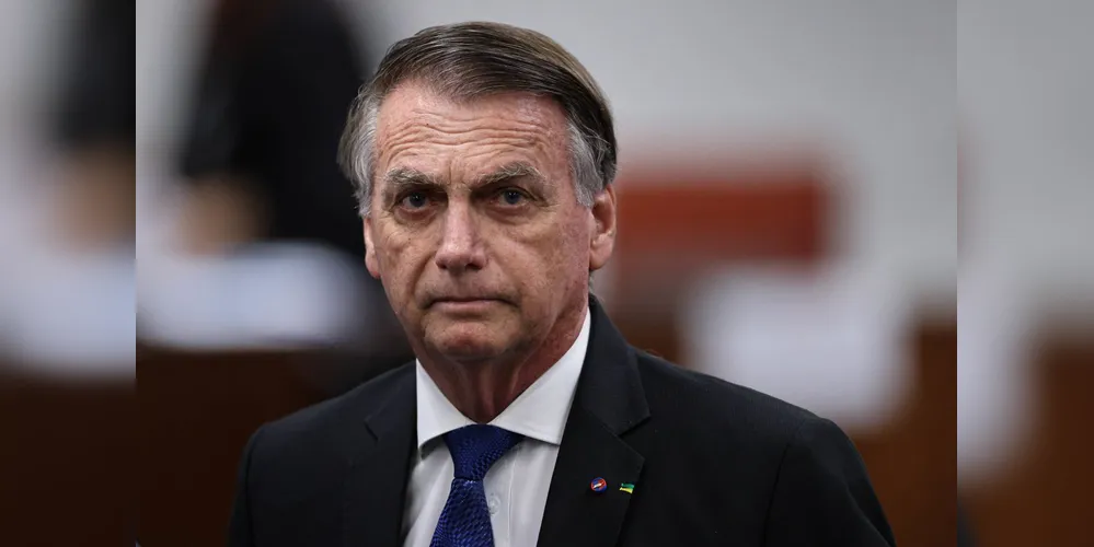 A Polícia Federal (PF) chegou por volta das 6h da manhã deste sábado à residência do ex-presidente Jair Bolsonaro (PL) para cumprir um mandado de prisão