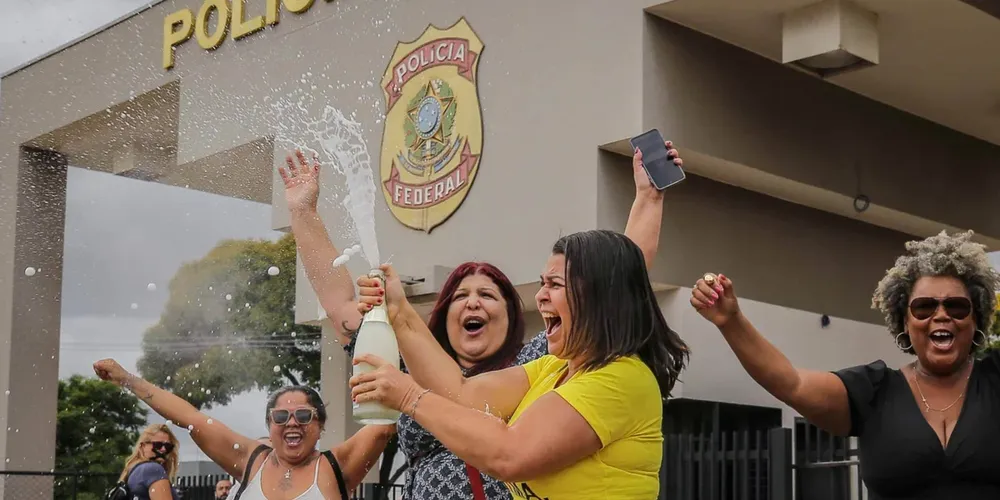 O grupo levou garrafas de champanhe e celebrou a prisão de Jair Bolsonaro (PL)