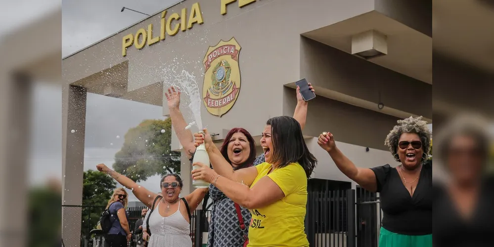 O grupo levou garrafas de champanhe e celebrou a prisão de Jair Bolsonaro (PL)