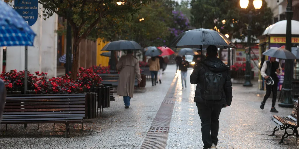 Paraná registra raios e granizo: chuva diminui na sexta, mas ganha força no fim de semana