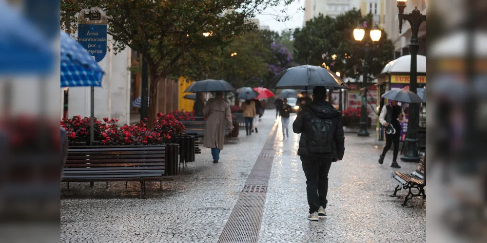 Paraná registra raios e granizo: chuva diminui na sexta, mas ganha força no fim de semana