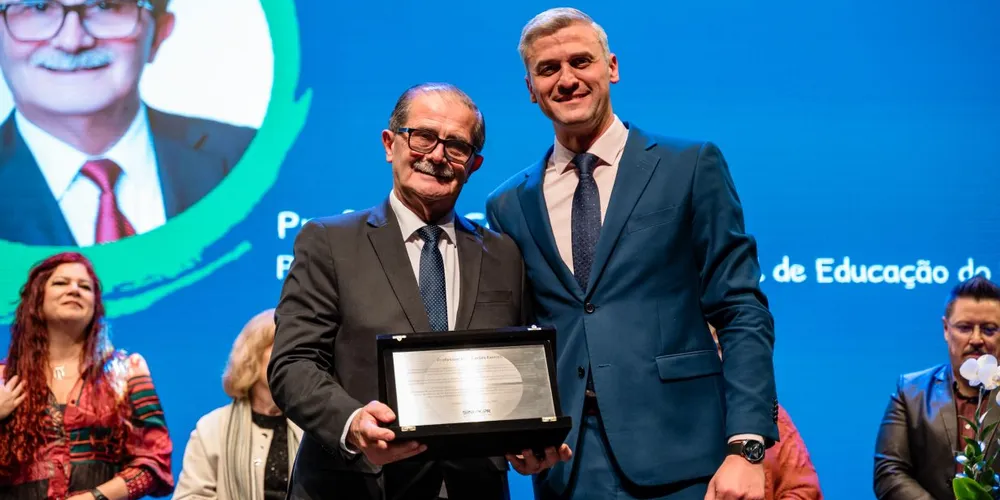 Hoje, é professor titular, ministrando aulas para a graduação e pós-graduação