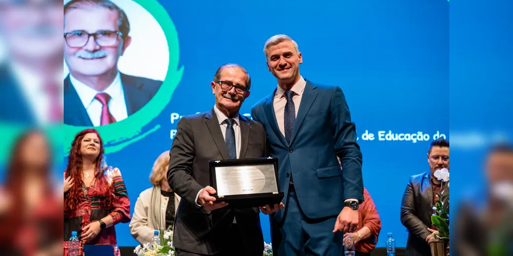 Hoje, é professor titular, ministrando aulas para a graduação e pós-graduação