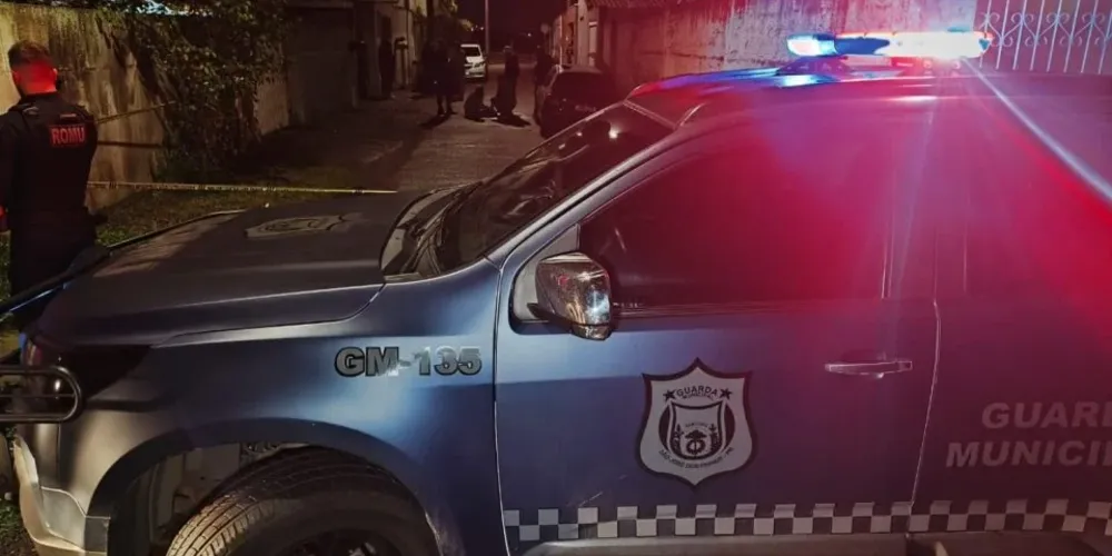 Uma equipe da Guarda Municipal (GM) foi acionada e encontrou o rapaz caído no local