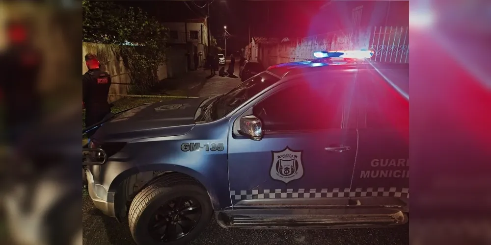 Uma equipe da Guarda Municipal (GM) foi acionada e encontrou o rapaz caído no local