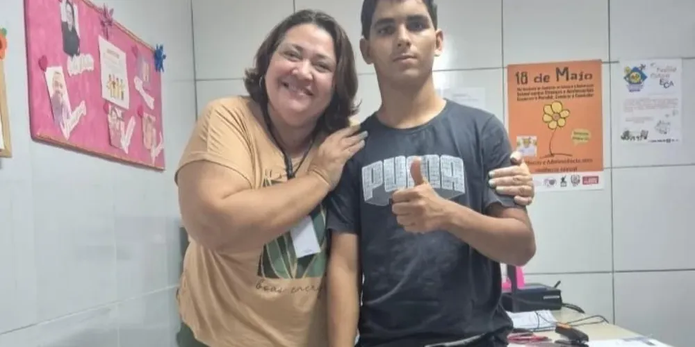 Gerson de Melo Machado, morto aos 19 anos, ao lado de Verônica Oliveira, conselheira tutelar que o acompanhou por oito anos