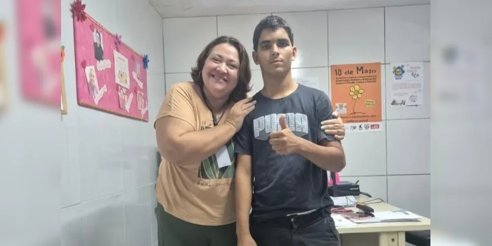 Gerson de Melo Machado, morto aos 19 anos, ao lado de Verônica Oliveira, conselheira tutelar que o acompanhou por oito anos