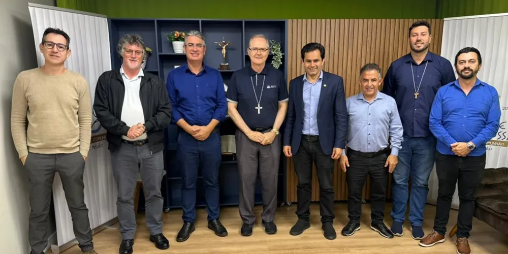 O deputado estadual Márcio Pacheco (PP) e o vereador Julio Küller (MDB) com o bispo da Diocese de Ponta Grossa, Dom Bruno, e membros da Igreja