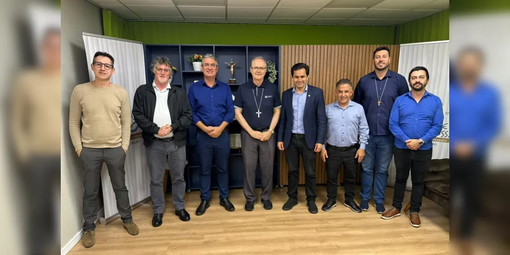 O deputado estadual Márcio Pacheco (PP) e o vereador Julio Küller (MDB) com o bispo da Diocese de Ponta Grossa, Dom Bruno, e membros da Igreja
