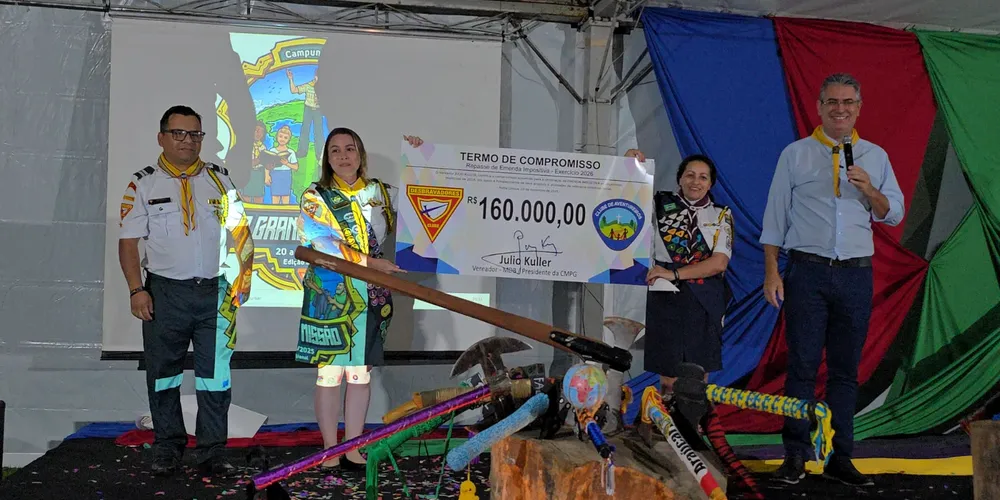 O vereador Julio Küller (MDB) junto aos membros do clube