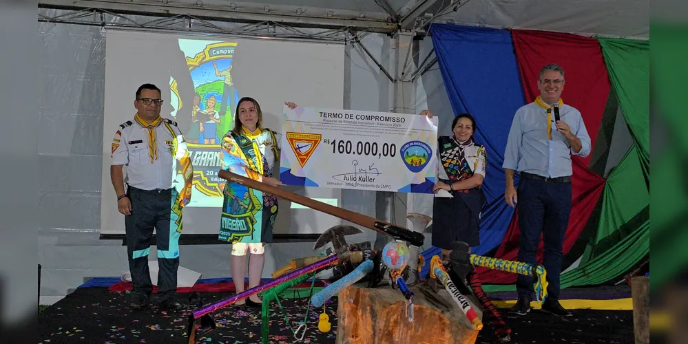 O vereador Julio Küller (MDB) junto aos membros do clube