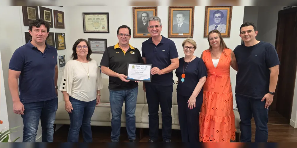 Membros do Colégio Sepam e AVFF ao lado do presidente da Câmara de Ponta Grossa, Julio Küller (MDB)