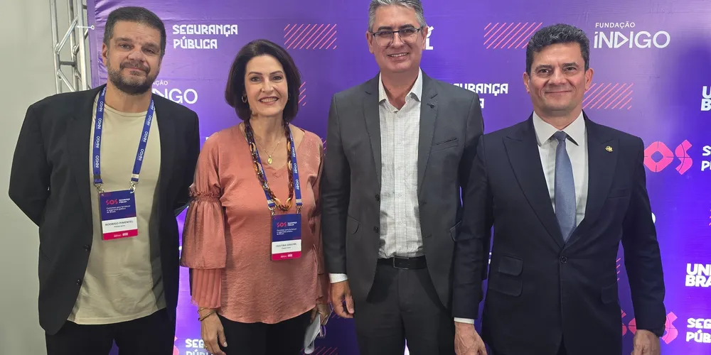 O vereador Julio Küller (MDB) ao lado de lideranças políticas no evento "S.O.S Segurança Pública"