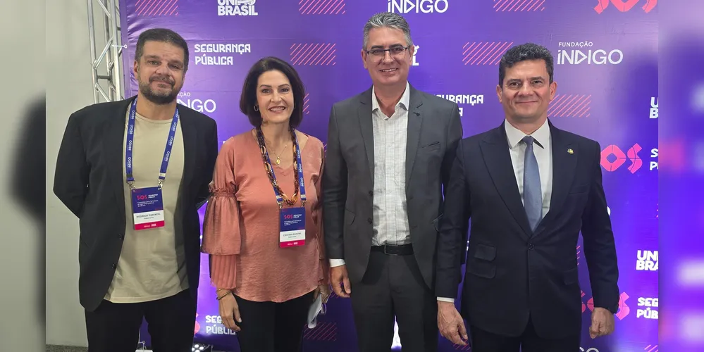 O vereador Julio Küller (MDB) ao lado de lideranças políticas no evento "S.O.S Segurança Pública"