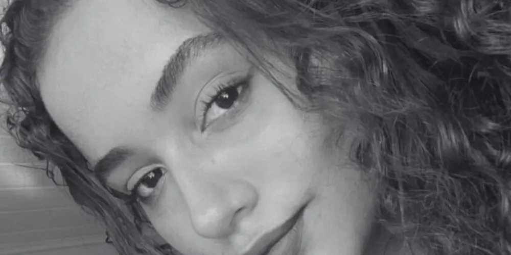 A jovem foi resgatada com vida, mas não resistiu aos ferimentos e morreu após dar entrada no hospital