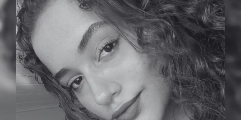 A jovem foi resgatada com vida, mas não resistiu aos ferimentos e morreu após dar entrada no hospital