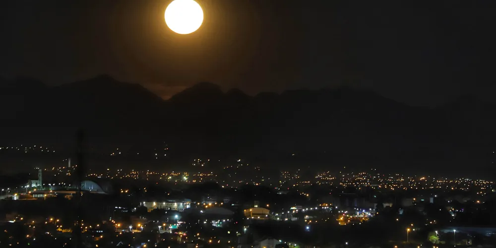 A única exceção é o Sudoeste, região que terá forte nebulosidade e previsão de chuva fraca no início da noite